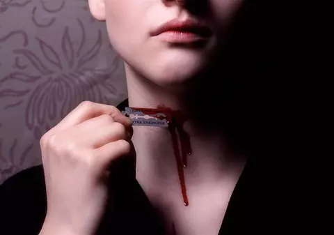 O tânără a încercat să se sinucidă tăindu-și venele, în stradă