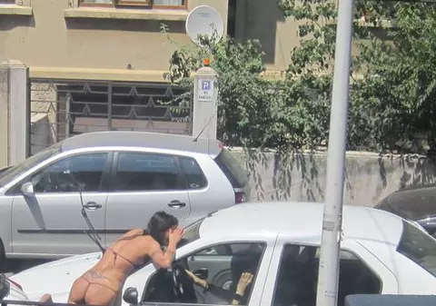 INIMAGINABIL! Zăvoranca, APROAPE GOALĂ şi agăţată de maşina iubitului după o ceartă cumplită cu el