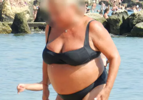 VEDETA TOPLESS şi cu TANGA, imaginea pe care n-o vei uita niciodată. Dă fuga la Eforie, poate o mai prinzi... pe viu!