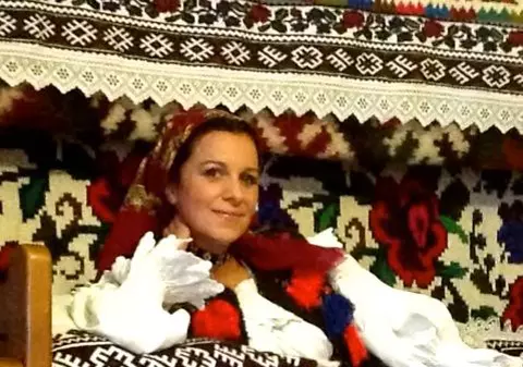 Angela Gheorghiu, mândră de originile ei româneşti! Iat-o pe celebra soprană internaţională în straie populare! FOTO