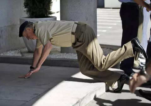 Imagini ANTOLOGICE! Vezi ce monarh din Europa a CĂZUT şi şi-a ZDRELIT NASUL! FOTO 