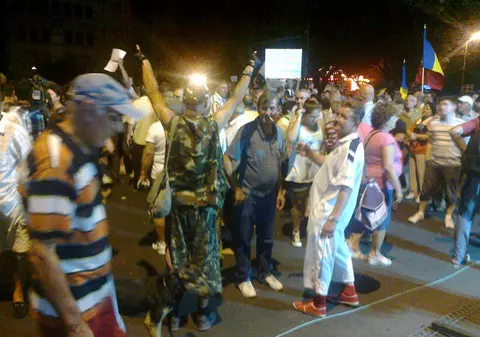 INCIDENT la mitingul anti-Băsescu! O tânără a leșinat în Piața Universtității și a fost dusă la spital