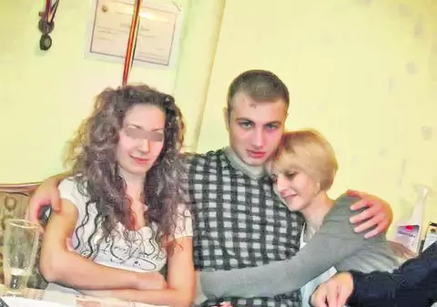 Bogdan Vlădan, fiul ucigaşului de la Perla, a postat pe internet o fotografie în care apare în braţele mamei