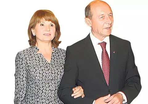 Potriveală la petreceri: sâmbătă au nuntă şi preşedintele, şi premierul. Băse, socru ... Ponta, naș