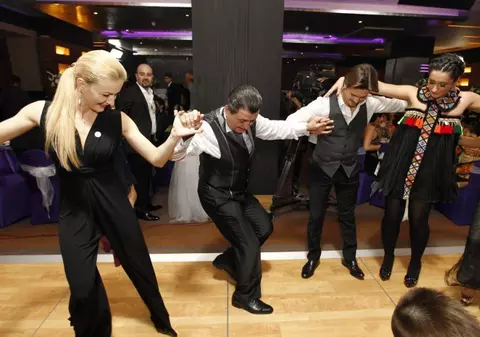 S-a întors din vacanţă expert! Mihai Petre a luat lecţii de dansuri greceşti