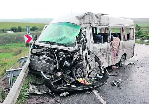 Un accident înfiorător a curmat, ieri, viaţa unui tânăr de 18 ani: «Cum să-mi sun fratele şi să îi spun că fiul lui nu mai e?!»
