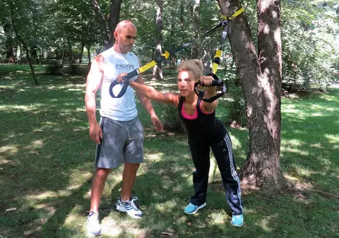 Cântăreaţa Amna, legată de copaci. Vezi cine şi de ce i-a făcut asta!