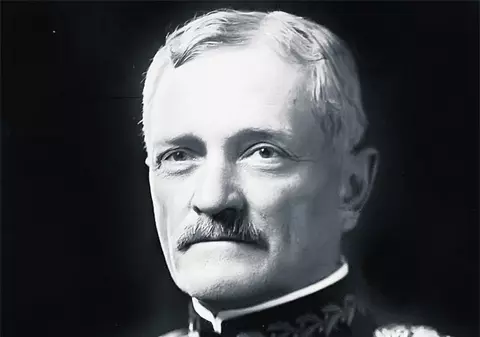 O româncă i-a sucit minţile celui mai tare general american! 