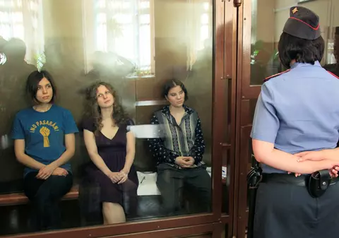 Pentru un cântec! Membrele trupei Pussy Riot din Rusia, găsite vinovate de "huliganism", riscă până 7 ANI DE MUNCĂ SILNICĂ! 