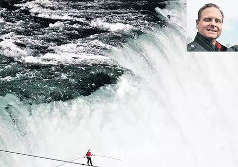 Nik Wallenda, primul om care a traversat cascada Niagara păşind pe o sârmă: «Am dat interviuri când mergeam pe cablu»