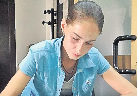 Tânăra care a înşelat zeci de oameni, reţinută de poliţişti în plină acţiune