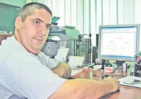 Povestea impresionantă a unui român care suferă de o boală rară! Vitregit de soartă, a luptat şi a învins