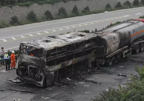 Grav accident în China: cel puţin 36 de morţi, în urma unei coliziuni între un autobuz şi o cisternă