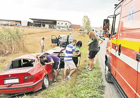 Au scăpat ca prin minune! Cinci fotbaliste de la Navobi Iaşi s-au răsturnat cu BMW-ul într-o râpă