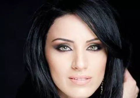 Adelina Pestriţu nu mai slăbeşte prin înfometare, ci prin împachetări