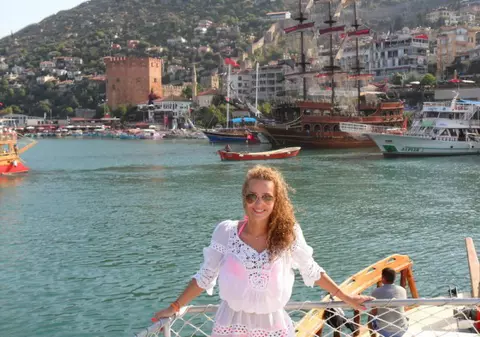 După ce a intrat la Actorie, Alexia din "Pariu cu viaţa" s-a răsfăţat cu sporturi nautice în Turcia