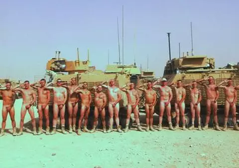 NEBUNIE PE FACEBOOK. Sute de oameni GOI PUŞCĂ îl susţin pe PRINŢUL HARRY. Vezi FOTOGRAFIILE UIMITOARE! | FOTO