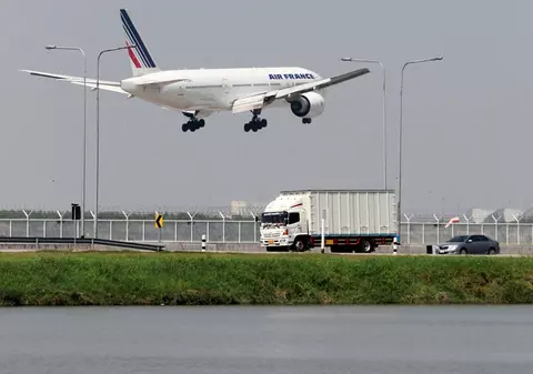 INCREDIBIL! Pasagerii unui avion, rugaţi să facă chetă pentru alimentarea cu carburant