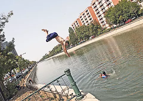 Căldura e pentru unii mumă şi pentru alţii ciumă: În Capitală e prilej de bălăceală... în ţară e motiv de jale şi de foamete