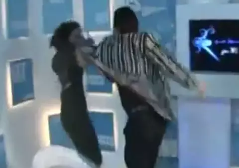 SCENE INCREDIBILE de VIOLENȚĂ! Prezentatoare tv, luată la BĂTAIE în direct de un comediant! | VIDEO