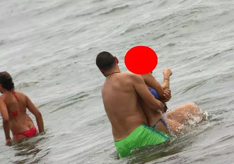 PREZENTATOARE DE ŞTIRI, de la NOI, SURPRINSĂ în SCENE FIERBINŢI. Uite-o cum se IUBEŞTE cu partenerul ei, ÎN MARE