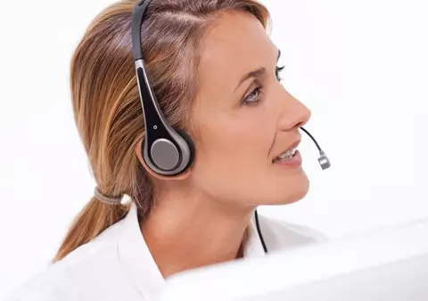 Munca într-un call center afectează corzile vocale