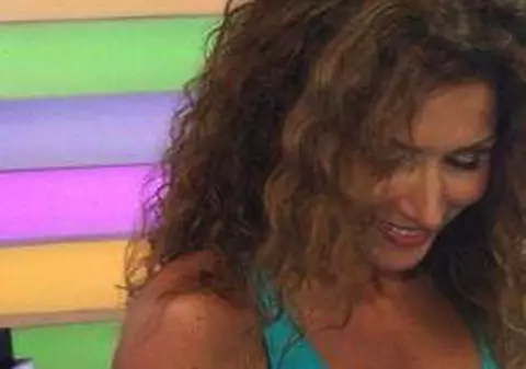 BADEA, uite cum se holbează un bărbat în decolteul iubitei tale! BONUS: Cum reacționează Carmen Brumă la privirea insistentă