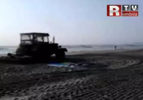 PANICĂ la MARE! UN NEBUN a intrat cu TRACTORUL printre ȘEZLONGURI și CEARȘAFURI! VIDEO