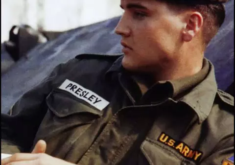 O pereche de chiloţi murdari purtaţi de Elvis în 1977 va fi scoasă la licitaţie