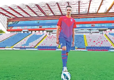 Polonezul Lukasz Szukala, noul fundaş al Stelei, a făcut şi munca de jos: a cărat fier vechi cu cârca!