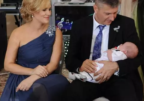 Gabriela Firea nu se dezlipeşte de fiul ei toată noaptea: "Dorm lângă pătuţ!"