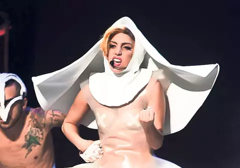 Cum va apărea Lady Gaga pe scenă diseară la București?