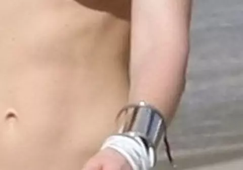 Cum scapă o vedetă de paparazzi. Incredibila ei strategie la plajă! FOTO