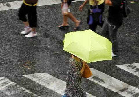 SCĂPĂM DE CANICULĂ! Săptămâna viitoare vom avea temperaturi şi de 4 grade, ploi şi vânt!