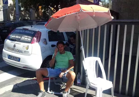 Un fotbalist italian suspendat 3 ani s-a legat cu lanţul în faţa sediului federaţiei şi a intrat în greva foamei | FOTO