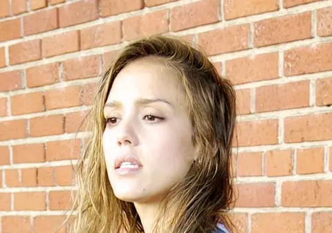 Jessica Alba a ieşit cu părul ud de la coafor | FOTO