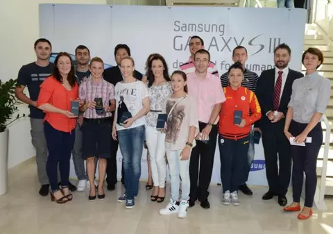 Medaliaţii olimpici ai României au fost premiaţi cu câte un telefon mobil