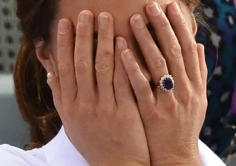 MOMENT PENIBIL! Kate Middleton, DEZBRĂCATĂ de prinţul William în public! 