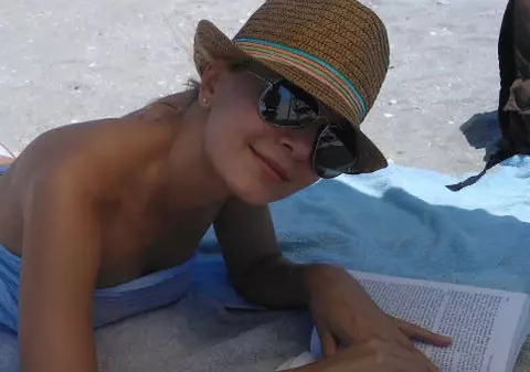 Prezentatoarea Lavinia Petrea, concediu fără fiţe! A căutat plaje retrase pe care să-şi întindă prosopul!