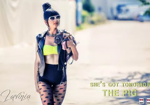 Lavinia lansează "She's got tomorrow" - "The Pig"