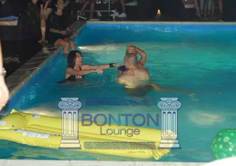 DEZMĂŢ TOTAL LA PISCINĂ! VEDETA de la noi care îşi face de cap cu băieţii în apă | FOTO