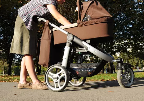 Iată ce nu trebuie să-ţi lipsească la plimbare cu micuţul