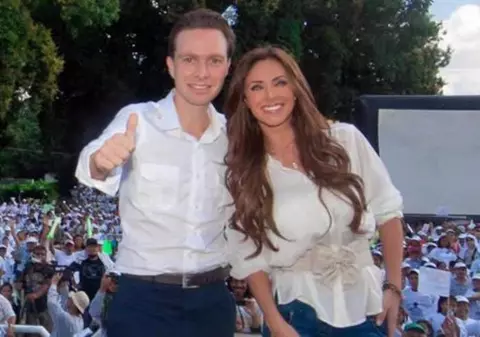 Anahi s-a logodit cu un politician, care şi-a părăsit iubita pentru a fi cu artista! 