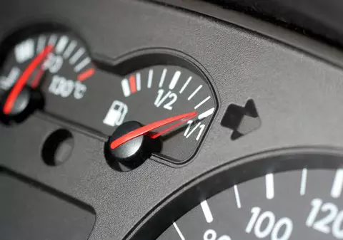 Poveşti neadevărate despre condusul economic! Uite ce trebuie să NU faci ca să consumi mai puţin!