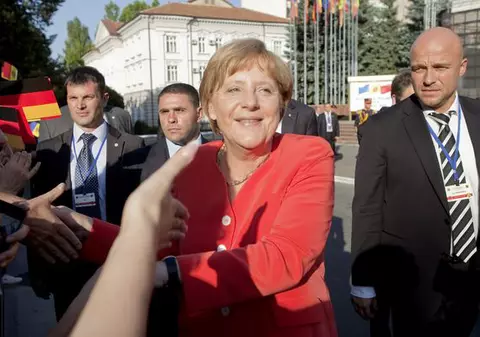 Angela Merkel a fost ATACATĂ cu un cocktail Molotov la Chişinău