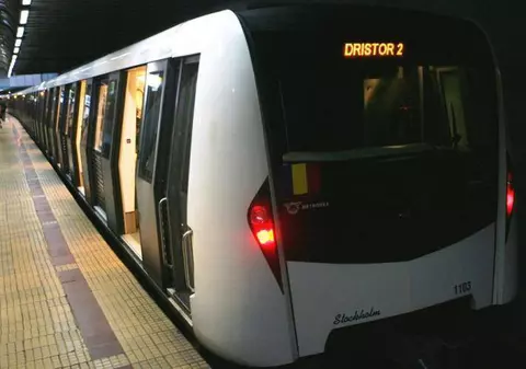 Defecţiune la metrou. Călătorii au aşteptat în staţii şi 10 minute