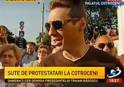 Mircea Badea s-a alăturat protestatarilor de la Palatul Cotroceni. Vezi ce mesaje a transmis | VIDEO