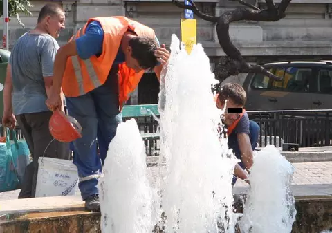 ”Mamă, Doamneee, bună-i apa”...de la fântâna Universităţii. Aşa se răcoresc muncitorii!
