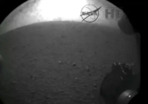 ŞAPTE MINUTE DE TEROARE! Robotul Curiosity a aterizat pe Marte! PRIMELE IMAGINI | FOTO