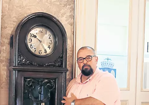 Piedone a adus la Starea Civilă ceasul lui de-acasă